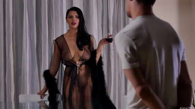 Slutten Kira Queen inviterte naboen på te og knullet ham på middagsbordet