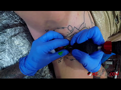❤️ Ekstremt tatovert hottie Sully Savage tok en tatovering på klitoris ☑ Pornovideo på porno no.pornolymp.ru ❌️